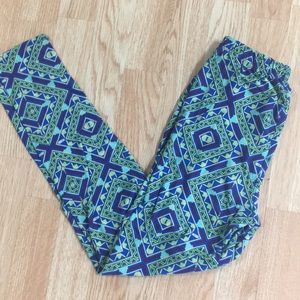 OS Lularoe leggings.